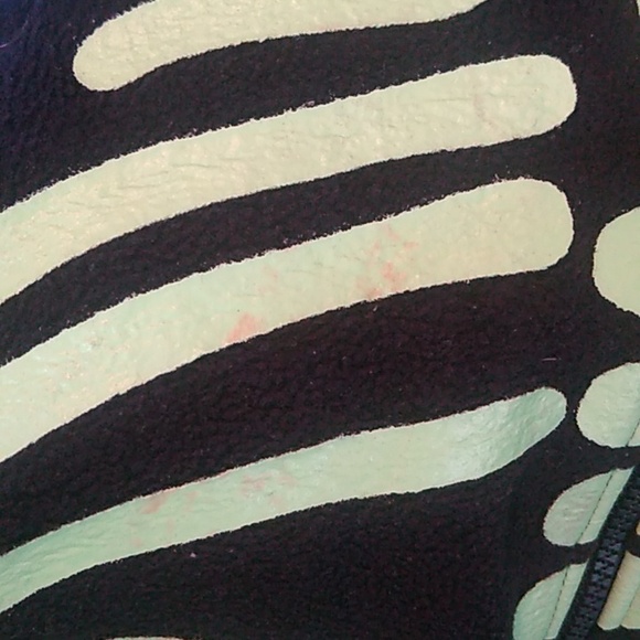 💀🩻 Glow in the Dark 0-3 Months Halloween Costume Suit With Matching Booties. - Picture 7 of 7